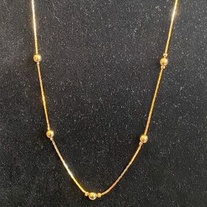 Simple gold tone “S” chain necklace with gold beads